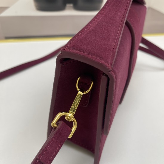 
Jacquemus̶ bamnino New Crossbody Bag
The niche brand that's literally blowing up on ins is back with a new hit.
The new bag design also adds suede material, which is more suitable for the texture of fall and winter. It can be turned into a handbag in sec