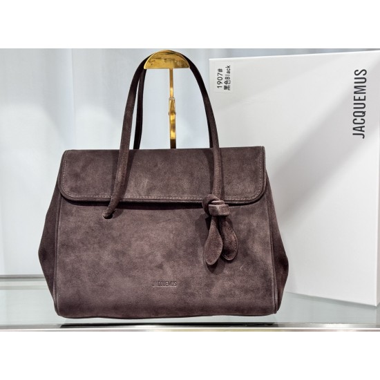 Jacquemux Collection Head-brushed cowhide From the shape and design to the internal structure, the bag is a bit of Row in Row air There is a heartwarming 