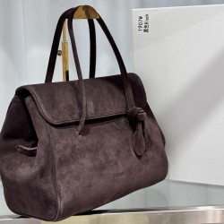 Jacquemux Collection Head-brushed cowhide From the shape and design to the internal structure, the bag is a bit of Row in Row air There is a heartwarming 