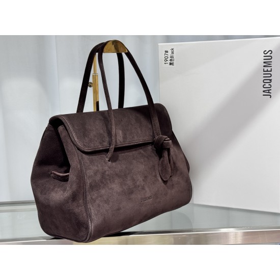 Jacquemux Collection Head-brushed cowhide From the shape and design to the internal structure, the bag is a bit of Row in Row air There is a heartwarming 