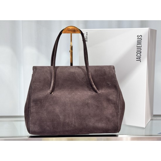 Jacquemux Collection Head-brushed cowhide From the shape and design to the internal structure, the bag is a bit of Row in Row air There is a heartwarming 