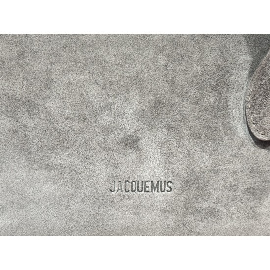 Jacquemux Collection Head-brushed cowhide From the shape and design to the internal structure, the bag is a bit of Row in Row air There is a heartwarming 