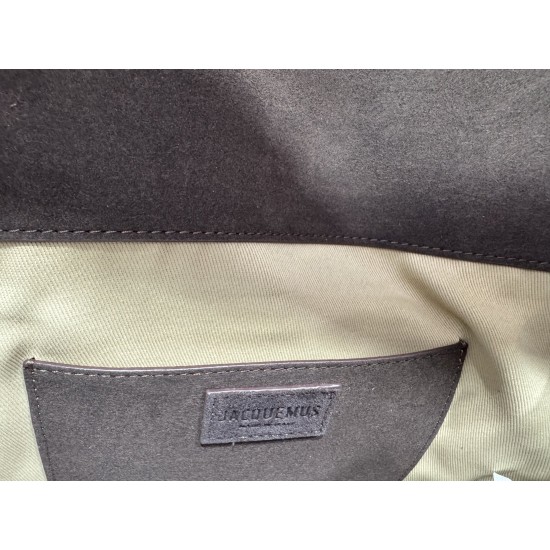 Jacquemux Collection Head-brushed cowhide From the shape and design to the internal structure, the bag is a bit of Row in Row air There is a heartwarming 