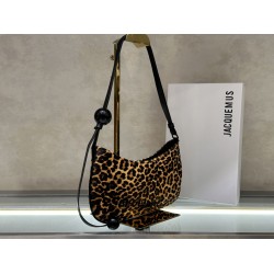 Le bisou kissing/underarm bag (leopard print)
After moving to Paris from the South of France, self-taught designer Simon Porte Jacquemus launched his eponymous label at the age of 18. Chic and individualistic, Jacquemu reinterprets the modern woman with d