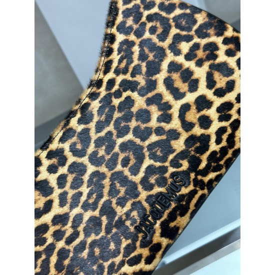 Le bisou kissing/underarm bag (leopard print)
After moving to Paris from the South of France, self-taught designer Simon Porte Jacquemus launched his eponymous label at the age of 18. Chic and individualistic, Jacquemu reinterprets the modern woman with d