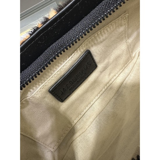 Le bisou kissing/underarm bag (leopard print)
After moving to Paris from the South of France, self-taught designer Simon Porte Jacquemus launched his eponymous label at the age of 18. Chic and individualistic, Jacquemu reinterprets the modern woman with d