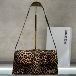 Jacquem** new shoulder bag (leopard print)
The niche brand that really exploded on the ins is a new type of bag with a sense of design, cowhide, and a small bag that can be turned into a clutch in a second.
It can be turned into a handbag in a second, and