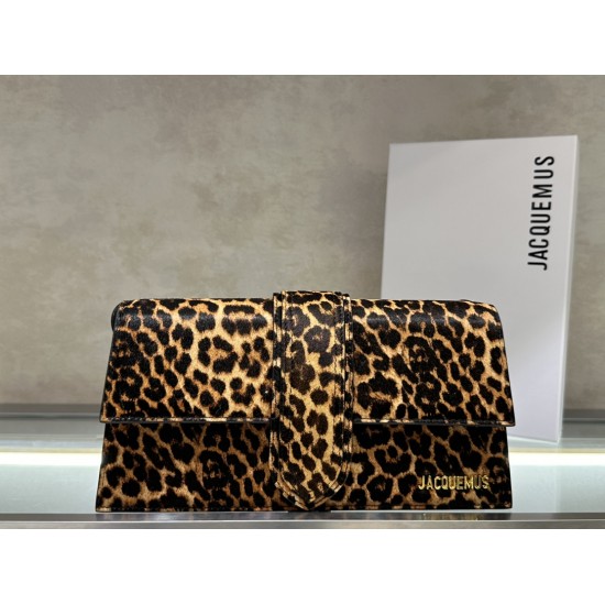 Jacquem** new shoulder bag (leopard print)
The niche brand that really exploded on the ins is a new type of bag with a sense of design, cowhide, and a small bag that can be turned into a clutch in a second.
It can be turned into a handbag in a second, and