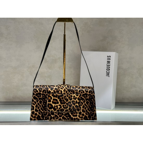 Jacquem** new shoulder bag (leopard print)
The niche brand that really exploded on the ins is a new type of bag with a sense of design, cowhide, and a small bag that can be turned into a clutch in a second.
It can be turned into a handbag in a second, and