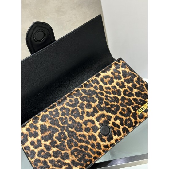Jacquem** new shoulder bag (leopard print)
The niche brand that really exploded on the ins is a new type of bag with a sense of design, cowhide, and a small bag that can be turned into a clutch in a second.
It can be turned into a handbag in a second, and