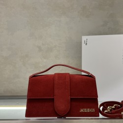 Jacquemus̶ bamnino New Crossbody Bag
The niche brand that's literally blowing up on ins is back with a new model.
The new bag design also adds suede material, which is more suitable for the texture of fall and winter. It can be turned into a handbag in se