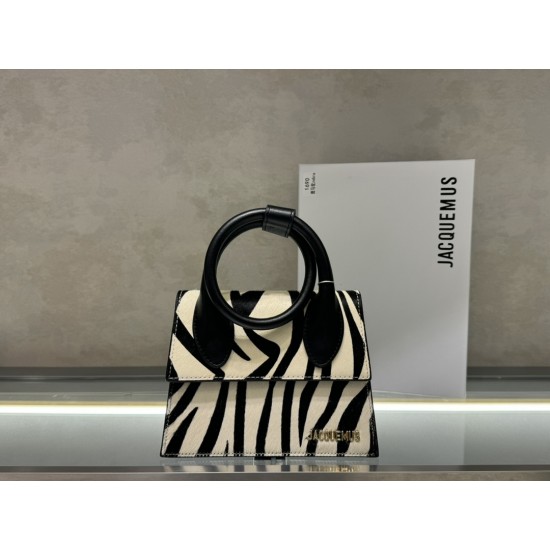 Jacquem***, a popular item that can be carried on the shoulder, is coming (Zebra 