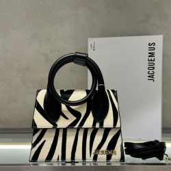 Jacquem***, a popular item that can be carried on the shoulder, is coming (Zebra 