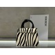 Jacquem***, a popular item that can be carried on the shoulder, is coming (Zebra 