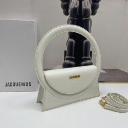 Jacquemus̶ Le sac Rond new collection is here!
The large circle shape is too unique and too suitable for summer styling!
There is a thoughtful design of a shoulder strap Oh, can be hand-carried or cross-body, to the whole! The solid color of the bag is ma