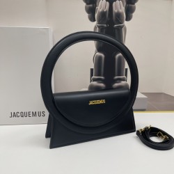 Jacquemus̶ Le sac Rond new collection is here!
The large circle shape is too unique and too suitable for summer styling!
There is a thoughtful design of a shoulder strap Oh, can be hand-carried or cross-body, to the whole! The solid color of the bag is ma