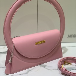Jacquemus̶ Le sac Rond new collection is here!
The large circle shape is too unique and too suitable for summer styling!
There is a thoughtful design of a shoulder strap Oh, can be hand-carried or cross-body, to the whole! The solid color of the bag is ma