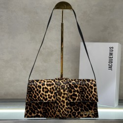 Jacquem** new shoulder bag (leopard print)
The niche brand that really exploded on the ins is a new type of bag with a sense of design, cowhide, and a small bag that can be turned into a clutch in a second.
It can be turned into a handbag in a second, and