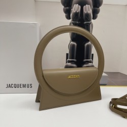 Jacquemus̶ Le sac Rond new collection is here!
The large circle shape is too unique and too suitable for summer styling!
There is a thoughtful design of a shoulder strap Oh, can be hand-carried or cross-body, to the whole! The solid color of the bag is ma
