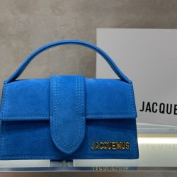 Jacquemus̶ bamnino New Crossbody Bag
The niche brand that's literally blowing up on ins is back with a new model.
The new bag design also adds suede material, which is more suitable for the texture of fall and winter. It can be turned into a handbag in se