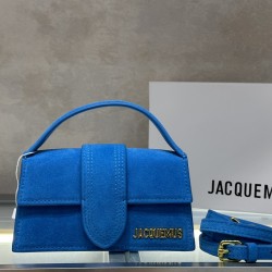 Jacquemus̶ bamnino New Crossbody Bag
The niche brand that's literally blowing up on ins is back with a new model.
The new bag design also adds suede material, which is more suitable for the texture of fall and winter. It can be turned into a handbag in se