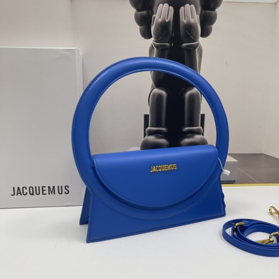 Jacquemus̶ Le sac Rond new collection is here!
The big circle shape is too unique and too suitable for summer styling!
There is a thoughtful design of a shoulder strap Oh, can be hand-carried or cross-body, to the whole! The solid color of the bag is matc