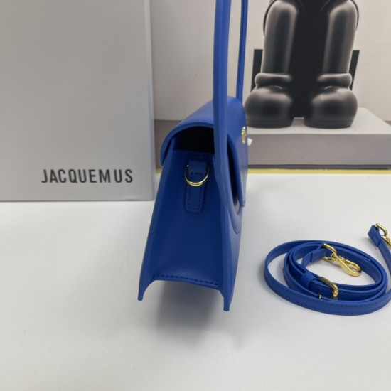 Jacquemus̶ Le sac Rond new collection is here!
The big circle shape is too unique and too suitable for summer styling!
There is a thoughtful design of a shoulder strap Oh, can be hand-carried or cross-body, to the whole! The solid color of the bag is matc