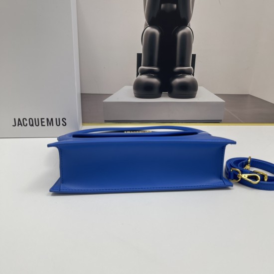 Jacquemus̶ Le sac Rond new collection is here!
The big circle shape is too unique and too suitable for summer styling!
There is a thoughtful design of a shoulder strap Oh, can be hand-carried or cross-body, to the whole! The solid color of the bag is matc