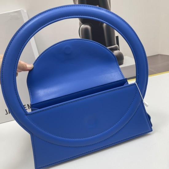 Jacquemus̶ Le sac Rond new collection is here!
The big circle shape is too unique and too suitable for summer styling!
There is a thoughtful design of a shoulder strap Oh, can be hand-carried or cross-body, to the whole! The solid color of the bag is matc