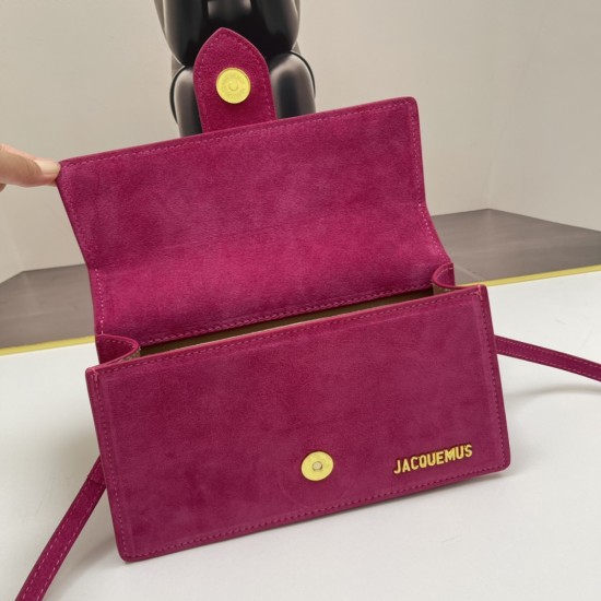 
Jacquemus̶ bamnino New Crossbody Bag
The niche brand that's literally blowing up on ins is back with a new model.
The new bag design also adds suede material, which is more suitable for the texture of fall and winter. It can be turned into a handbag in s