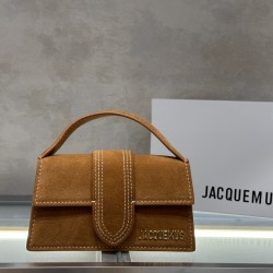 Jacquemus̶ bamnino New Crossbody Bag
The niche brand that's literally blowing up on ins is back with a new model.
The new bag design also adds suede material, which is more suitable for the texture of fall and winter. It can be turned into a handbag in se