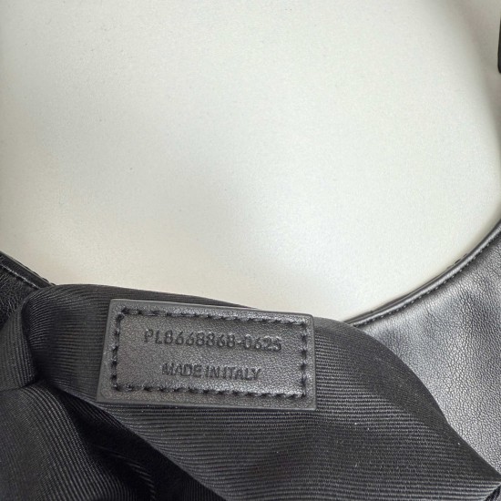 280ICARE plus size quilted sheepskin shopping bag MAXI shopping bag lasso closure design decorated with square quilted seams and classic YSL logo Napa sheepskin central three-dimensional combination of letters avant-garde and air field perfect interpretat