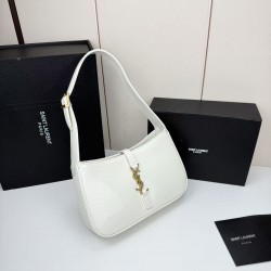 210 this YSL hobo patent leather armpit bag first let's talk about the value of this bag, let's talk about the black and gold with simple design style whether it is a daily outing or to participate in the evening party can be easily managed secondly, the 