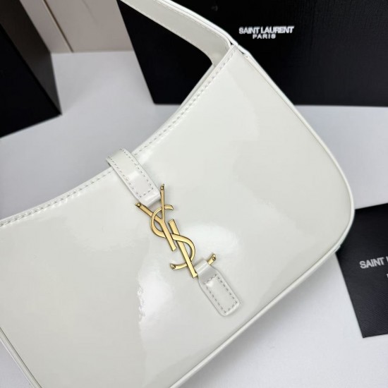 210 this YSL hobo patent leather armpit bag first let's talk about the value of this bag, let's talk about the black and gold with simple design style whether it is a daily outing or to participate in the evening party can be easily managed secondly, the 