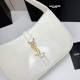 210 this YSL hobo patent leather armpit bag first let's talk about the value of this bag, let's talk about the black and gold with simple design style whether it is a daily outing or to participate in the evening party can be easily managed secondly, the 