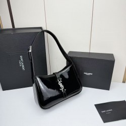 210 this YSL hobo patent leather armpit bag first let's talk about the value of this bag, let's talk about the black and gold with simple design style whether it is a daily outing or to participate in the evening party can be easily managed secondly, the 