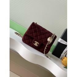 650 25a beauty diamond ball cf velvet bag how can be so good looking velvet texture is also advanced even if you have seen countless chanel still can sink at a glance this bag diamond ball on each diamond is very delicate a lot of people say that the velv