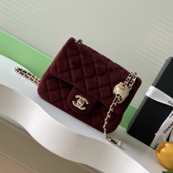 650 25a beauty diamond ball cf velvet bag how can be so good looking velvet texture is also advanced even if you have seen countless chanel still can sink at a glance this bag diamond ball on each diamond is very delicate a lot of people say that the velv
