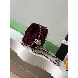 650 25a beauty diamond ball cf velvet bag how can be so good looking velvet texture is also advanced even if you have seen countless chanel still can sink at a glance this bag diamond ball on each diamond is very delicate a lot of people say that the velv