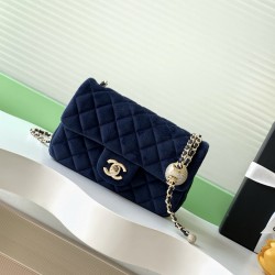 680 25a beauty diamond ball cf velvet bag how can be so good looking velvet texture is also advanced even if you have seen countless chanel still can sink at a glance this bag diamond ball on each diamond is very delicate a lot of people say that the velv