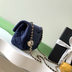 680 25a beauty diamond ball cf velvet bag how can be so good looking velvet texture is also advanced even if you have seen countless chanel still can sink at a glance this bag diamond ball on each diamond is very delicate a lot of people say that the velv