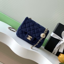 650 25a beauty diamond ball cf velvet bag how can be so good looking velvet texture is also advanced even if you have seen countless chanel still can sink at a glance this bag diamond ball on each diamond is very delicate a lot of people say that the velv