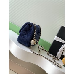 650 25a beauty diamond ball cf velvet bag how can be so good looking velvet texture is also advanced even if you have seen countless chanel still can sink at a glance this bag diamond ball on each diamond is very delicate a lot of people say that the velv