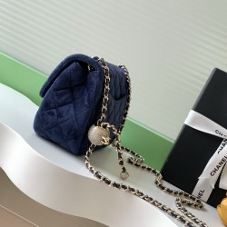 650 25a beauty diamond ball cf velvet bag how can be so good looking velvet texture is also advanced even if you have seen countless chanel still can sink at a glance this bag diamond ball on each diamond is very delicate a lot of people say that the velv