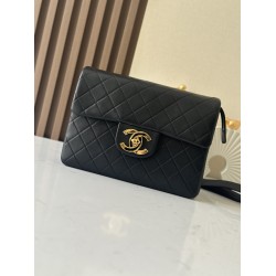 1200 Bei sister-in-law same Chanel absolute large gold buckle backpack bag spot Chanel Classic Flap Bag is the old master took over Chanel in 1983 after the design of Ms. Chanel slightly modified re-launched the work is also the old master himself the mos