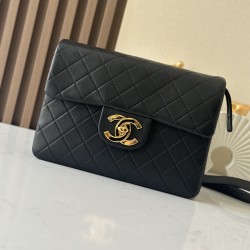 1200 Bei sister-in-law same Chanel absolute large gold buckle backpack bag spot Chanel Classic Flap Bag is the old master took over Chanel in 1983 after the design of Ms. Chanel slightly modified re-launched the work is also the old master himself the mos