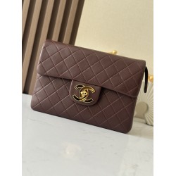 1200 Bei sister-in-law same Chanel absolute large gold buckle backpack bag spot Chanel Classic Flap Bag is the old master took over Chanel in 1983 after the design of Ms. Chanel slightly modified re-launched the work is also the old master himself the mos