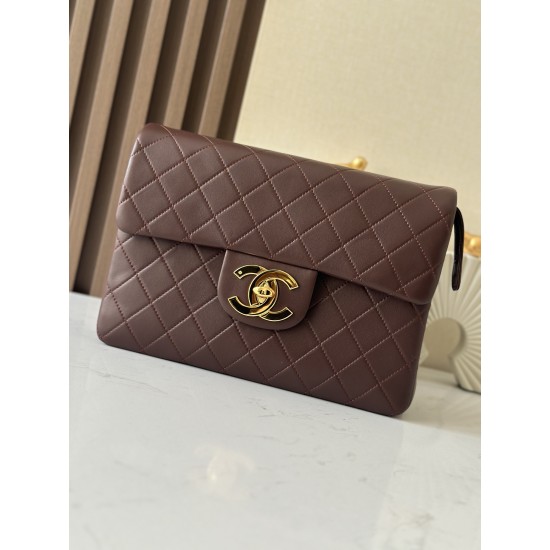 1200 Bei sister-in-law same Chanel absolute large gold buckle backpack bag spot Chanel Classic Flap Bag is the old master took over Chanel in 1983 after the design of Ms. Chanel slightly modified re-launched the work is also the old master himself the mos