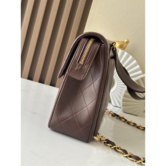 1200 Bei sister-in-law same Chanel absolute large gold buckle backpack bag spot Chanel Classic Flap Bag is the old master took over Chanel in 1983 after the design of Ms. Chanel slightly modified re-launched the work is also the old master himself the mos