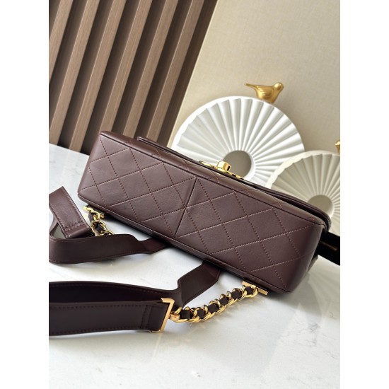 1200 Bei sister-in-law same Chanel absolute large gold buckle backpack bag spot Chanel Classic Flap Bag is the old master took over Chanel in 1983 after the design of Ms. Chanel slightly modified re-launched the work is also the old master himself the mos